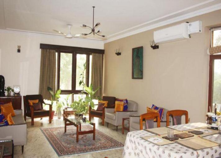 Двухместный (Двухместный номер Делюкс с 1 кроватью или 2 отдельными кроватями, вид на сад) отеля Homestay Chateau 39, Нью-Дели