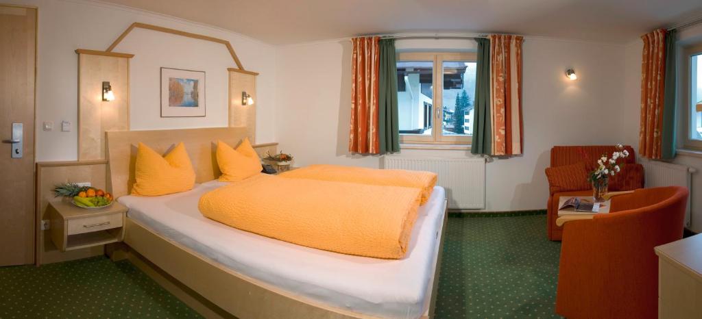 Апартаменты (Three-Bedroom Apartment (6 Adults + 4 Children)) апарт-отеля Appartements Bergsonne, Альпбах