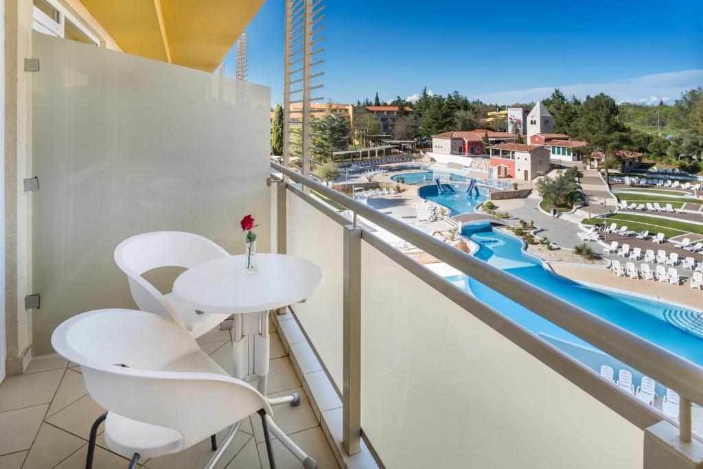 Семейный (Смежный номер «Премиум» с балконом - Со стороны бассейна) отеля Sol Garden Istra, Умаг