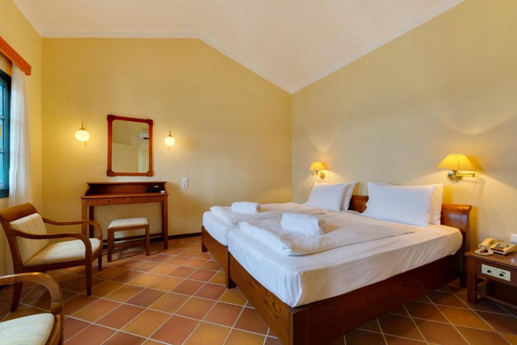 Номер (Семейный люкс в бунгало с видом на сад (для 4 взрослых и 1 ребенка)) курортного отеля Kalimera Kriti Hotel & Village Resort, Сисси