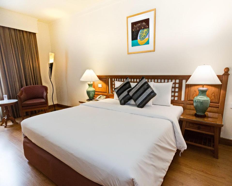 Двухместный (Улучшенный двухместный номер с 1 кроватью) отеля Silom Serene A, Бангкок