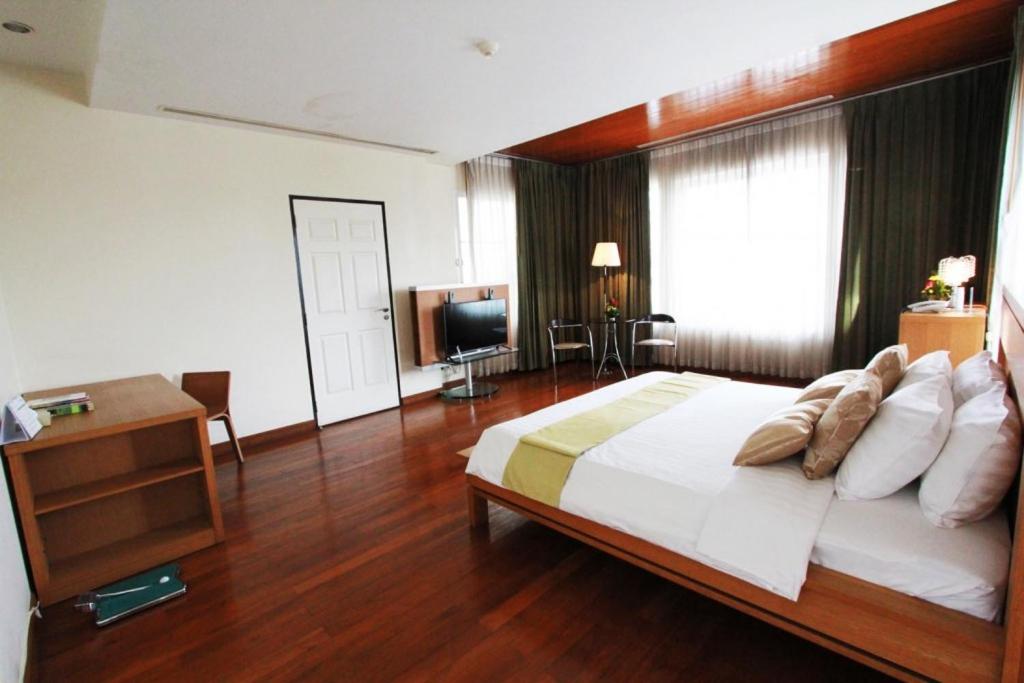 Сьюит (Представительский люкс с кроватью размера «king-size») курортного отеля Pattana Golf Club & Resort, Чонбури