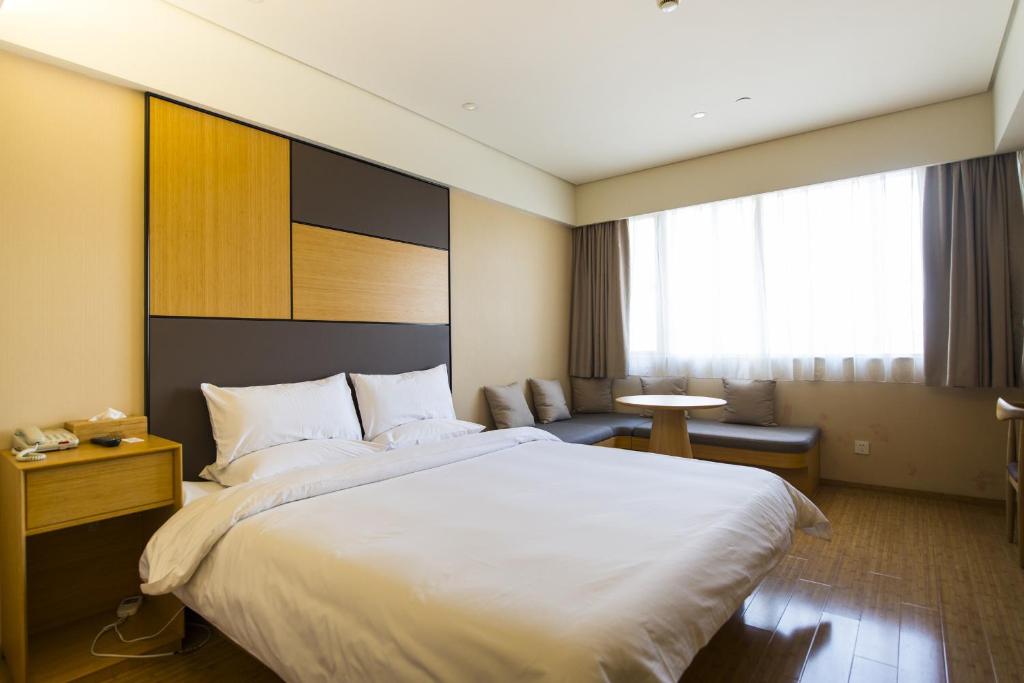 Двухместный (Улучшенный двухместный номер с 1 кроватью) отеля JI Hotel (Yantai Binhai Square), Яньтай