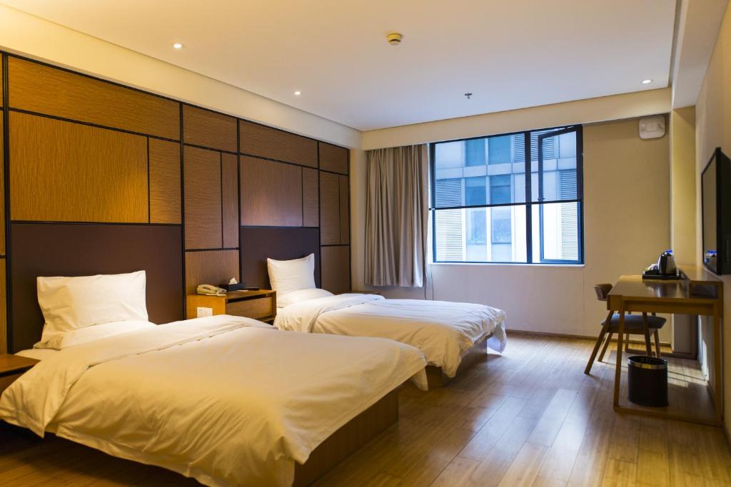 Двухместный (Двухместный номер с 2 отдельными кроватями и видом на море) отеля JI Hotel (Yantai Binhai Square), Яньтай