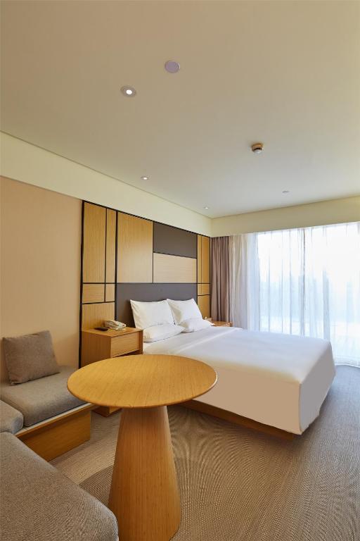 Двухместный (Улучшенный двухместный номер с 1 кроватью) отеля JI Hotel Weihai Railway Station, Вэйхай