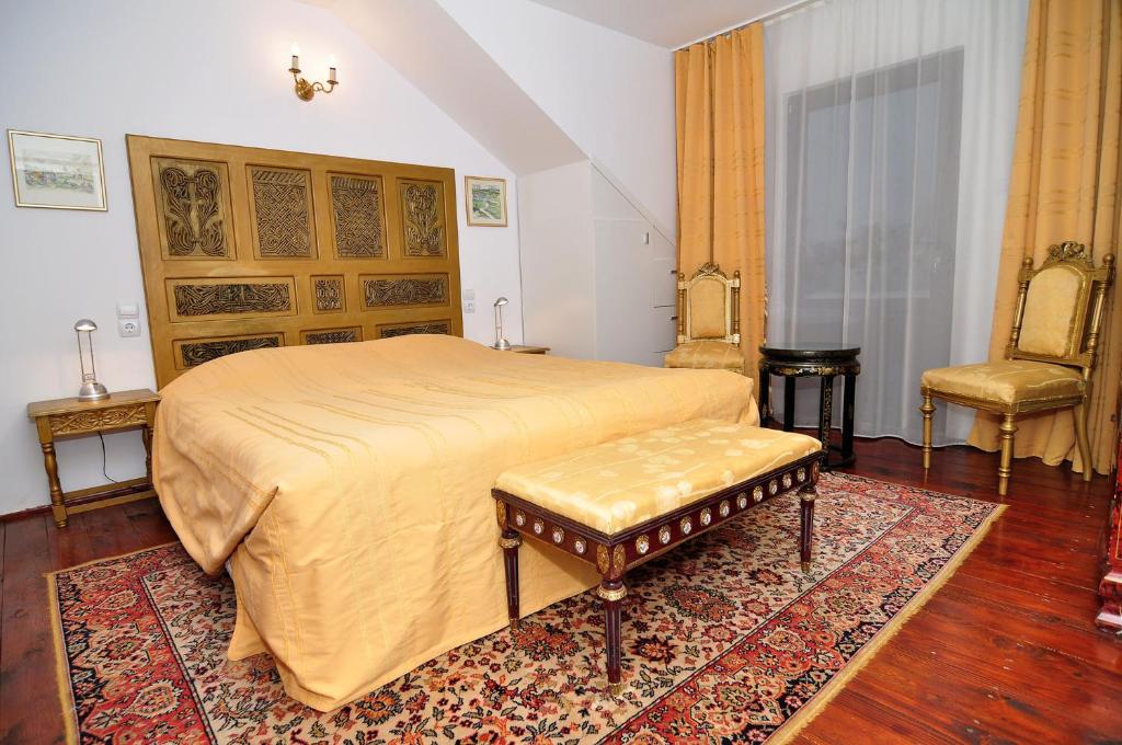 Двухместный (Двухместный номер с 2 отдельными кроватями и балконом) отеля Bed & Breakfast Popamuseum Tarpesti, Пьятра-Нямц
