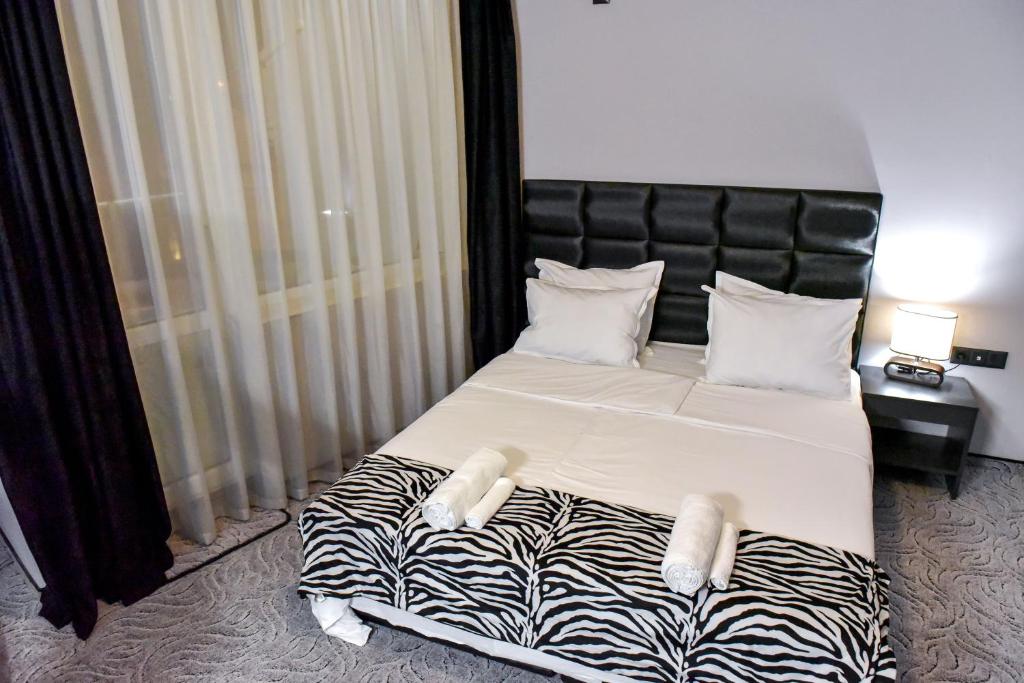 Двухместный (Номер с кроватью размера «king-size» и видом на горы) отеля Central Guest Rooms, Асеновград