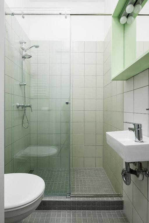Трехместный (Трехместный номер с собственной ванной комнатой) хостела Flow Hostel, Будапешт