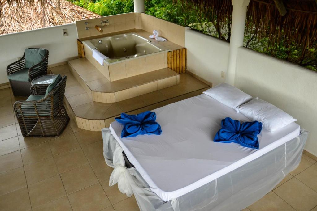 Сьюит (Люкс с кроватью размера «king-size» и гидромассажной ванной) отеля Bon Jesus Hotel, Монте Гордо