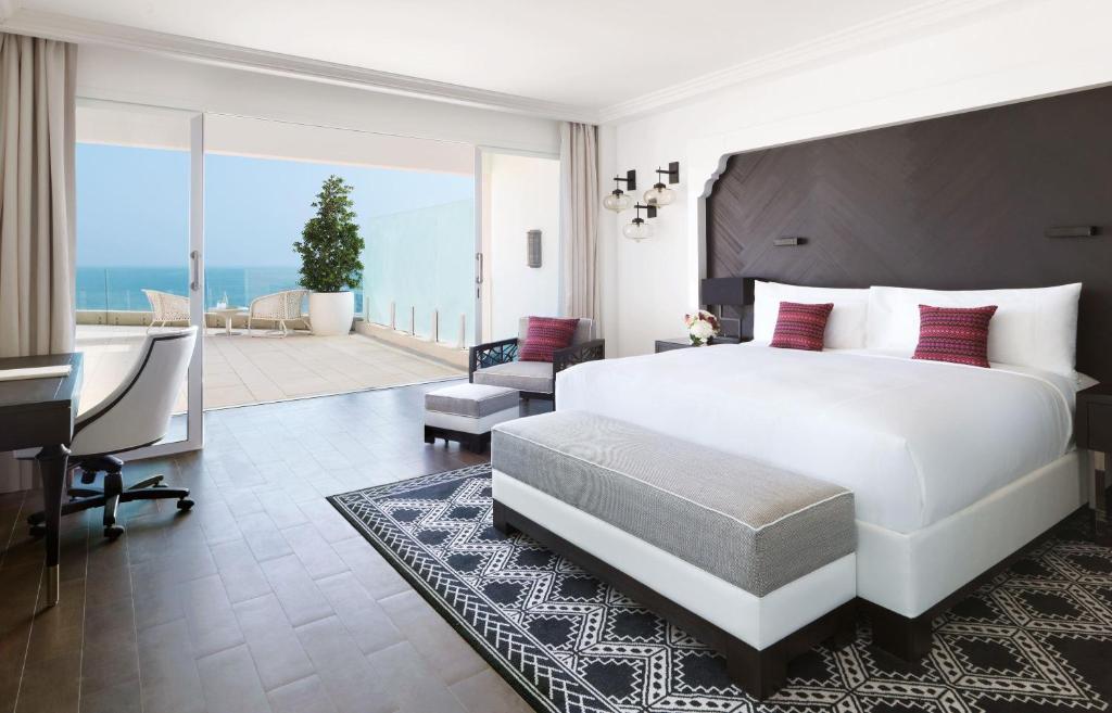 Двухместный (Номер Signature с кроватью размера «king-size» и террасой - Для некурящих) курортного отеля Fairmont Fujairah Beach Resort, Дибба