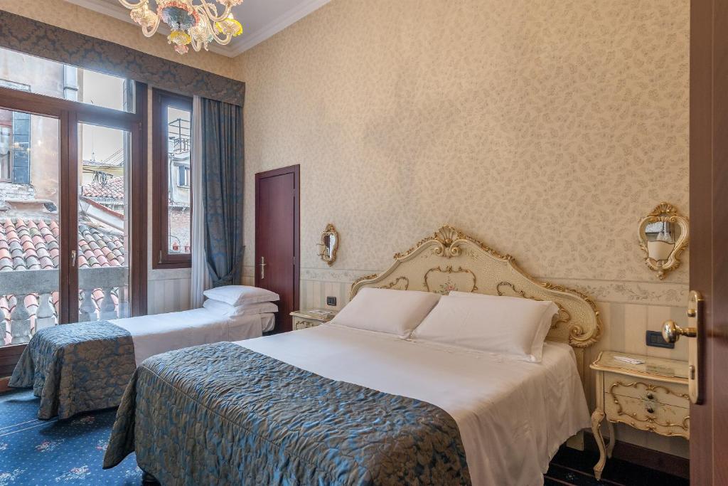 Трехместный (Классический трехместный номер) отеля Hotel Montecarlo, Венеция
