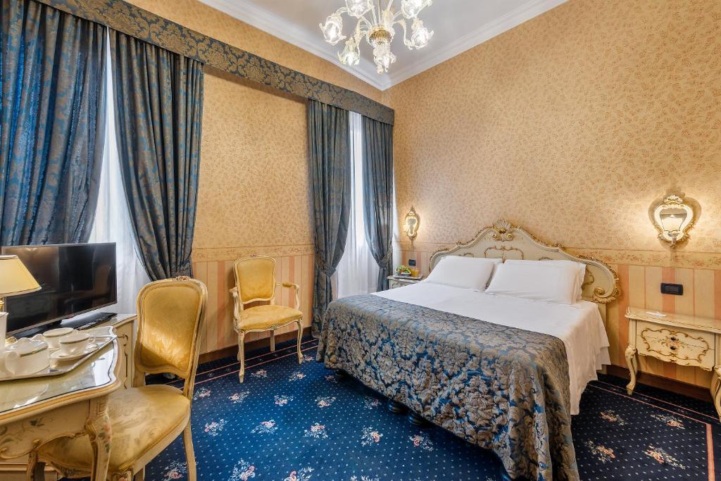 Двухместный (Улучшенный двухместный номер с 1 кроватью или 2 отдельными кроватями) отеля Hotel Montecarlo, Венеция