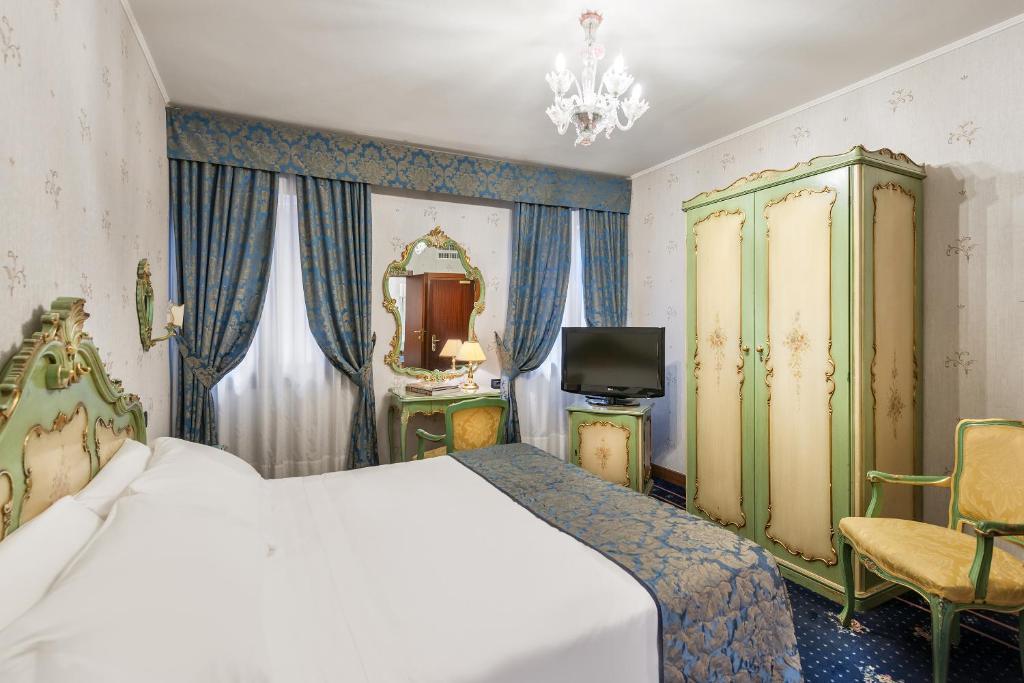 Двухместный (Классический двухместный номер с 1 кроватью или 2 отдельными кроватями) отеля Hotel Montecarlo, Венеция