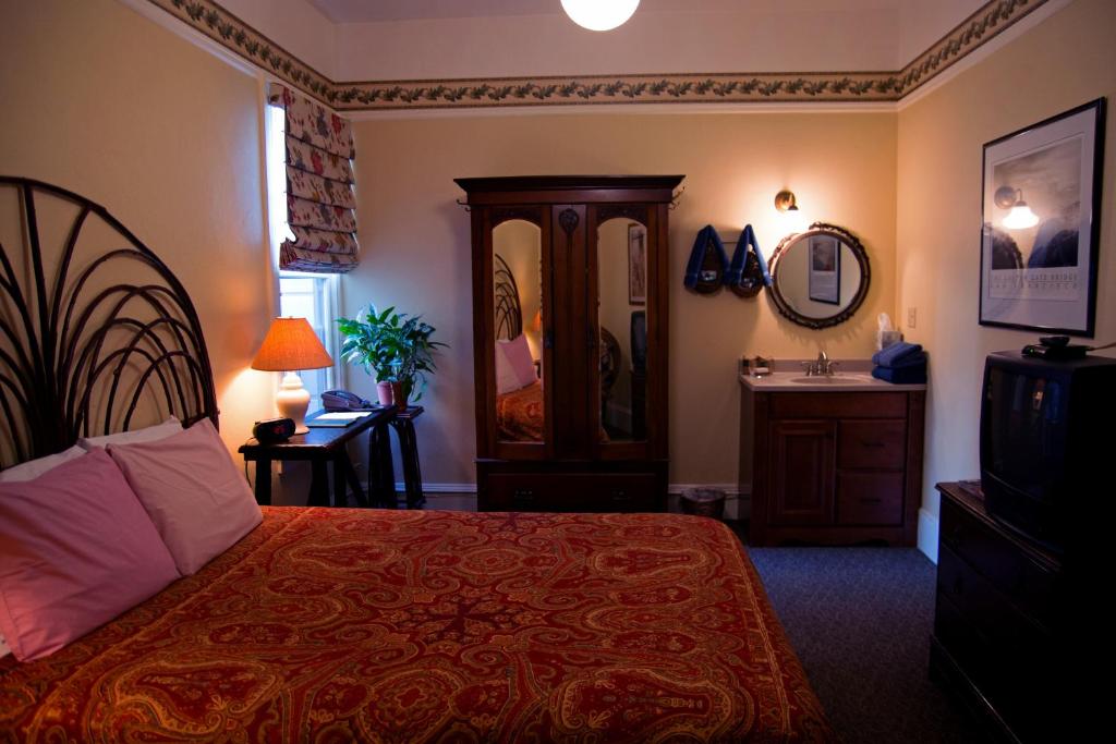 Двухместный (Номер с кроватью размера «queen-size» и общей ванной комнатой) отеля The Willows Inn, Сан-Франциско