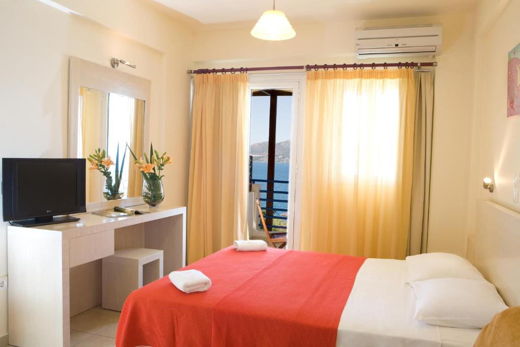 Двухместный (Двухместный номер-студио с 1 кроватью и видом на море) апарт-отеля Adriatica Hotel, Никиана
