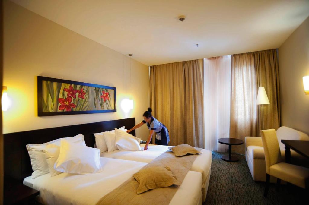 Двухместный (Двухместный номер с 1 кроватью, вид на озеро) курортного отеля Riu Pravets Golf & Spa Resort, Правец