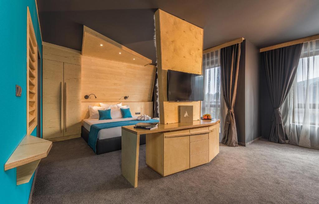 Двухместный (Двухместный номер Делюкс с 1 кроватью или 2 отдельными кроватями и панорамным видом (для 2 взрослых и 1 ребенка)) отеля Hotel Arte SPA & Park, Велинград