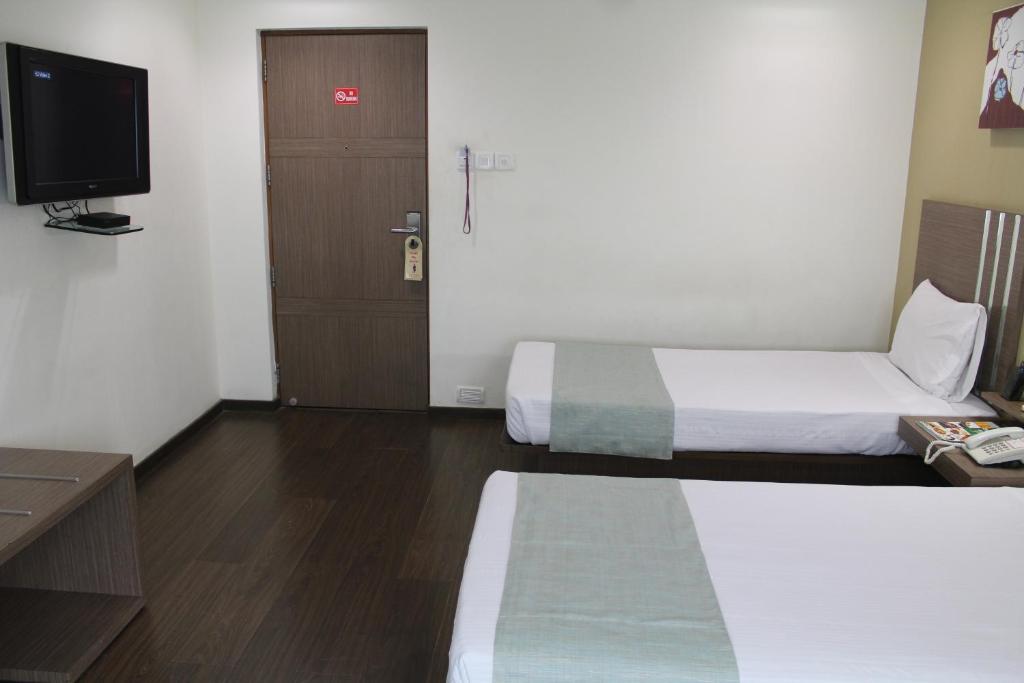 Двухместный (Улучшенный двухместный номер с 2 отдельными кроватями) апарт-отеля The Lotus Apartment Hotel, Venkatraman Street, Ченнаи