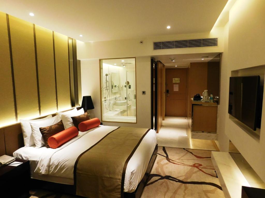 Двухместный (Premium King Room with one way airport transfer, 25% discount on Food and soft beverage,1+1 Happy hours), Pride Plaza Hotel, Aerocity New Delhi