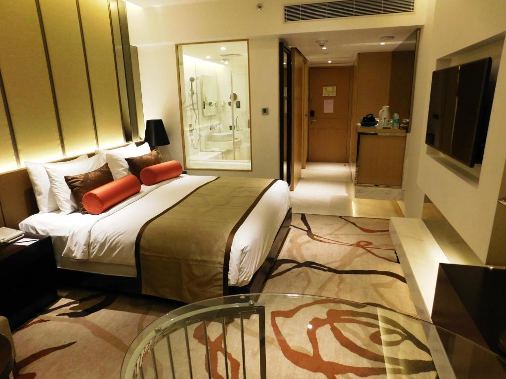 Двухместный (Premium King Room with one way airport transfer, 25% discount on Food and soft beverage,1+1 Happy hours), Pride Plaza Hotel, Aerocity New Delhi