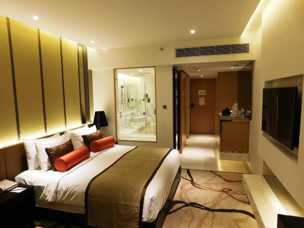 Двухместный (Premium King Room with one way airport transfer, 25% discount on Food and soft beverage,1+1 Happy hours) отеля Pride Plaza Hotel, Aerocity New Delhi, Нью-Дели