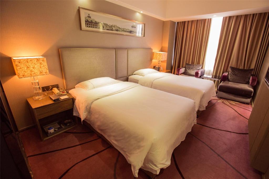 Двухместный (Улучшенный двухместный номер с 2 отдельными кроватями) отеля La Perle International Hotel, Гуанчжоу