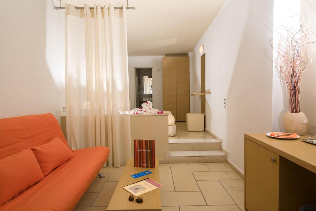 Сьюит (Полулюкс с собственной гидромассажной ванной на открытом воздухе) отеля Antinea Suites Hotel & Spa, Камари
