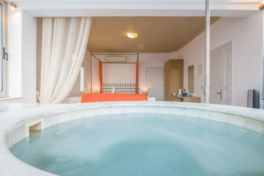 Сьюит (Королевский люкс с гидромассажной ванной в помещении) отеля Antinea Suites Hotel & Spa, Камари