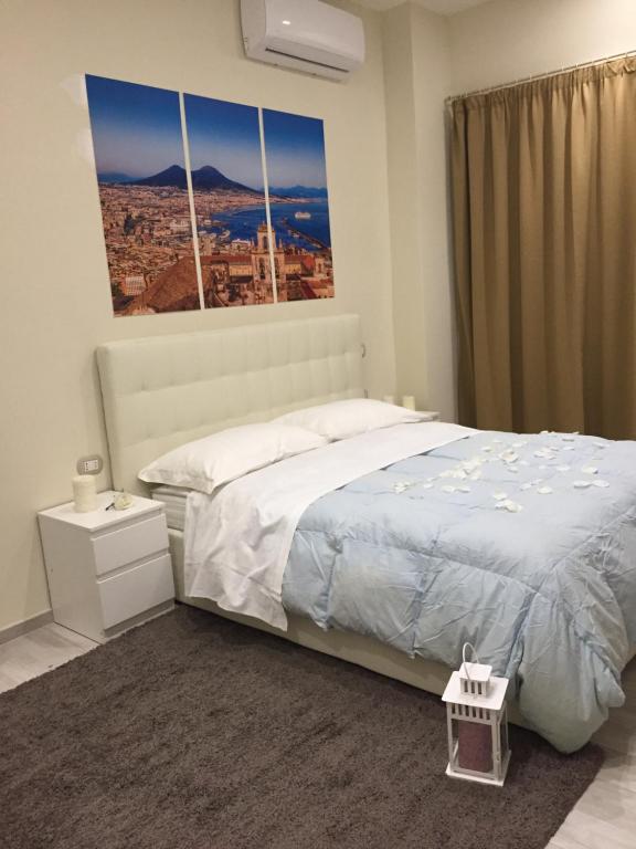 Трехместный (Двухместный номер с двуспальной кроватью и дополнительной кроватью) отеля Morra's Home, Неаполь