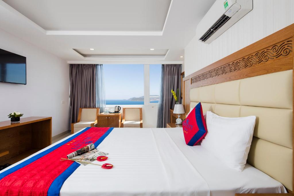 Двухместный (Двухместный номер Делюкс с 1 кроватью и видом на море) отеля Sun City Hotel, Нячанг