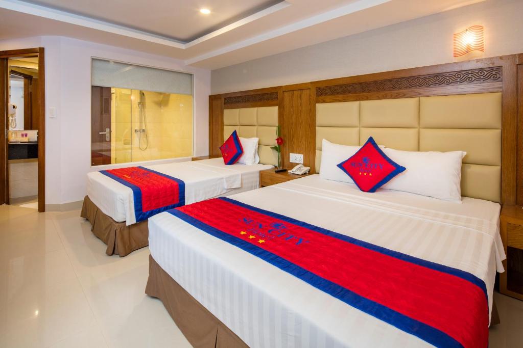 Трехместный (Улучшенный трехместный номер) отеля Sun City Hotel, Нячанг