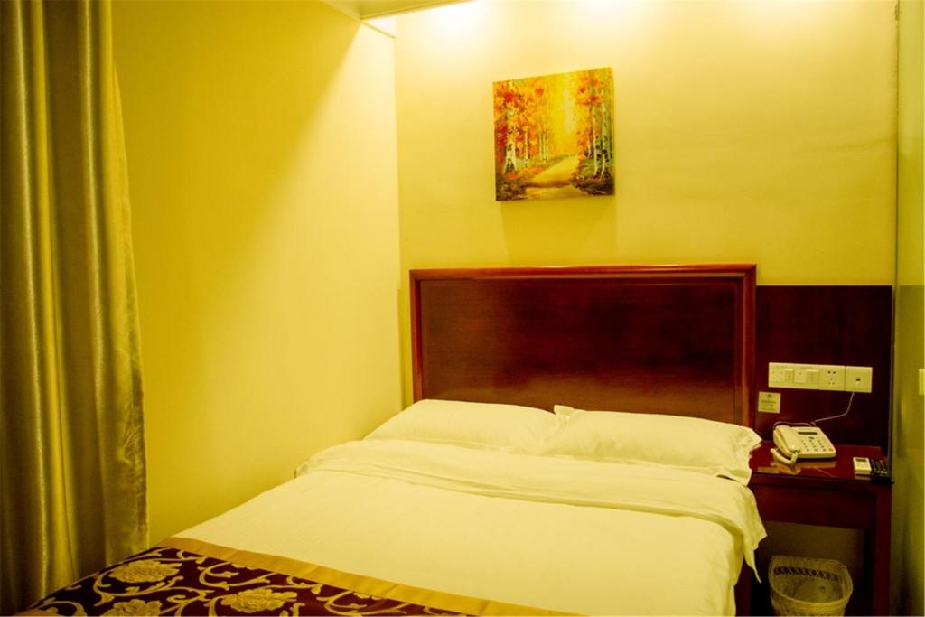 Двухместный (Mainland Chinese Citizens - Business Double Room with Interior Window) отеля GreenTree Inn Shanghai Pudong Airport Heqing Town Middle Huanqing Road Express Hotel, Шанхай