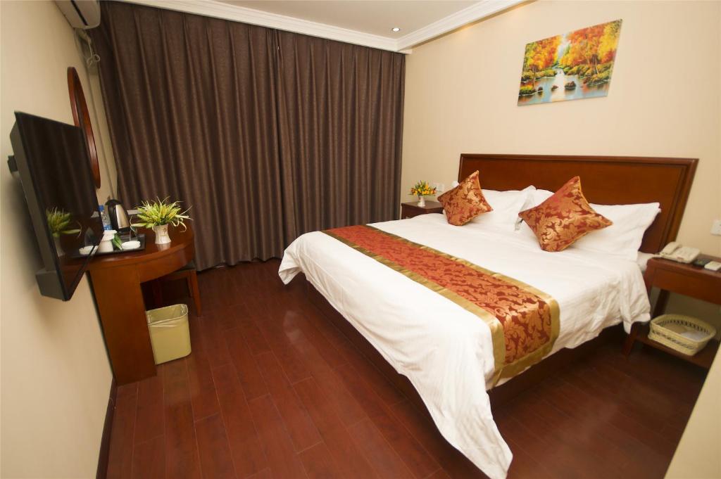 Двухместный (Номер Делюкс с кроватью размера «queen-size») отеля GreenTree Inn Zhejiang Hangzhou Linan Wanma Road Express Hotel, Линьань