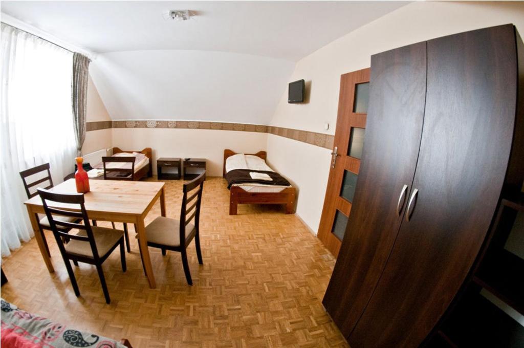 Четырехместный (Четырехместный номер) отеля Pensjonacik Złota Rybka, Торунь