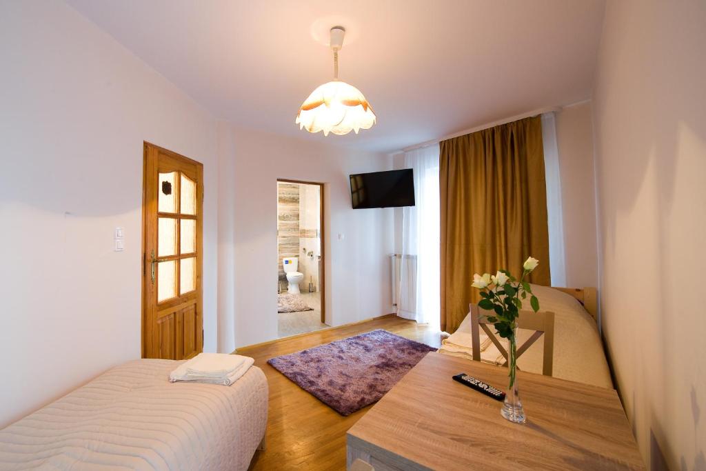 Двухместный (Двухместный номер с 2 отдельными кроватями и балконом) хостела Hostel & Restauracja Santorini, Белосток