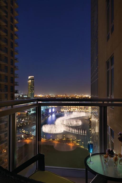 Сьюит (Номер для курящих с 1 спальней, кроватью размера «king-size» и видом на фонтан) апарт-отеля Ramada Downtown Dubai, Дубай
