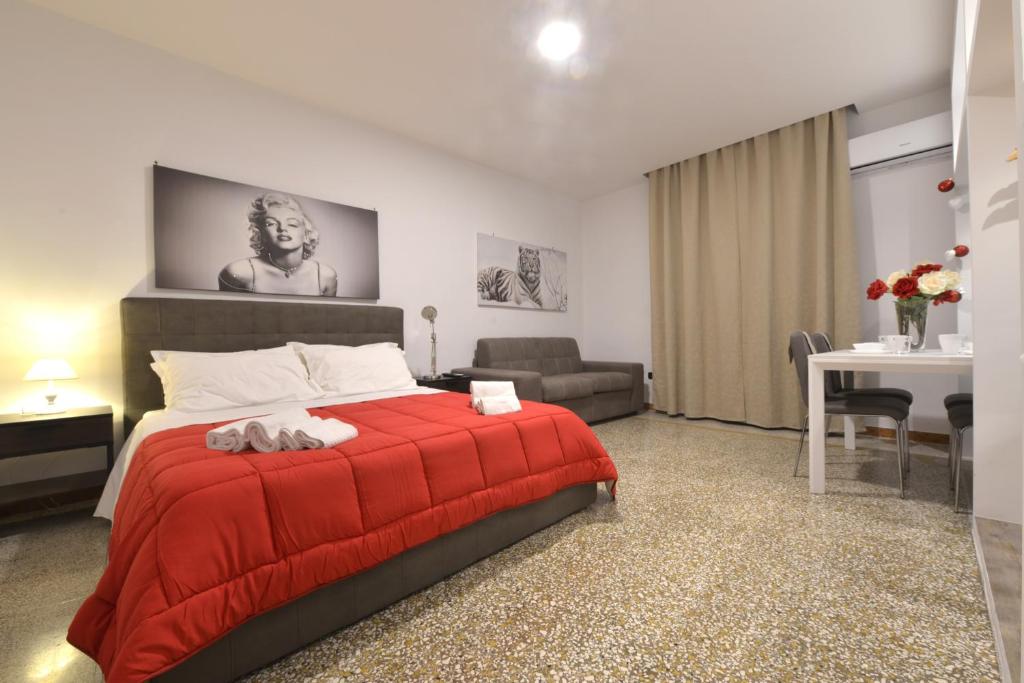 Четырехместный (Четырехместный номер эконом-класса с собственной ванной комнатой вне номера) гостевого дома Angioino Rooms, Неаполь