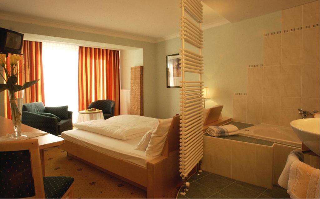 Двухместный (Улучшенный двухместный номер с 1 кроватью) отеля Hotel Alpina nature-wellness, Йерценс