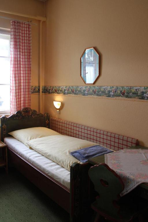 Двухместный (Двухместный номер с 2 отдельными кроватями и общей ванной комнатой) гостевого дома Gasthof Sollner Hof, Мюнхен