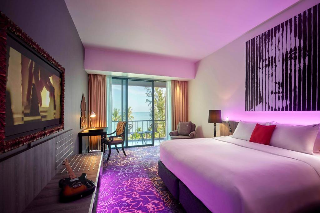 Двухместный (Двухместный номер Делюкс Rock Royalty с 1 кроватью и видом на море) курортного отеля Hard Rock Hotel Penang, Пенанг
