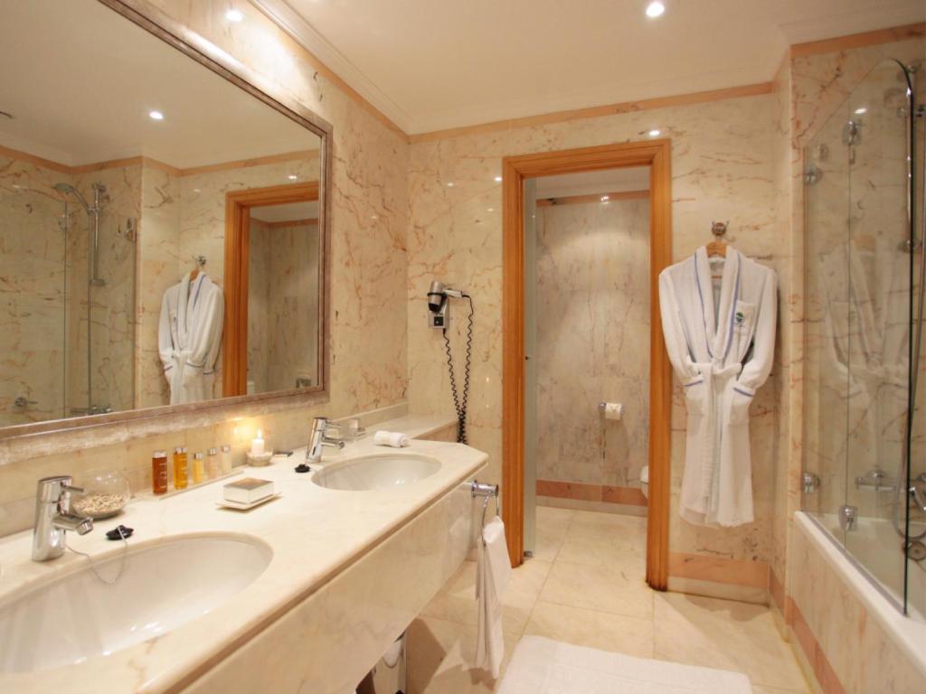 Двухместный (Двухместный номер с 1 кроватью или 2 отдельными кроватями, частичный вид на море - Крыло Golf (для 2 взрослых и 1 ребенка)) отеля Hotel Quinta do Lago, Кинта-до-Лаго