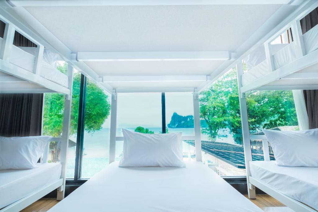 Номер (Кровать в общем номере для мужчин и женщин с 8 кроватями и видом на море) хостела Ibiza House Phi Phi, Пхи-Пхи