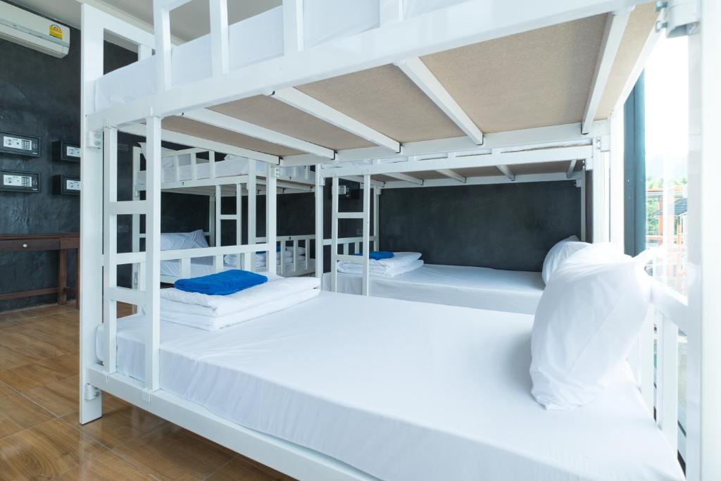 Номер (Спальное место в общем номере для мужчин и женщин с 4–6 кроватями) хостела Ibiza House Phi Phi, Пхи-Пхи