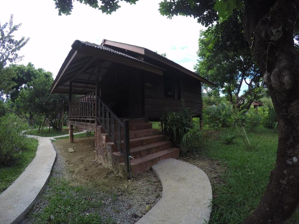 Номер (Семейное бунгало с видом на сад и вентилятором), Курортный отель Khao Sok Morning Mist Resort