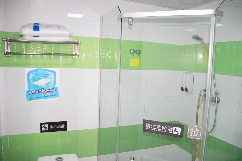 Двухместный (Специальное предложение для граждан материкового Китая - Двухместный номер с 2 отдельными кроватями) отеля 7Days Inn Guangzhou Jiangnanxi Station Ⅱ, Гуанчжоу