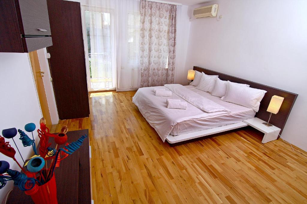 Апартаменты (Апартаменты с 5 спальнями), Bucharest Last Minute Accommodation