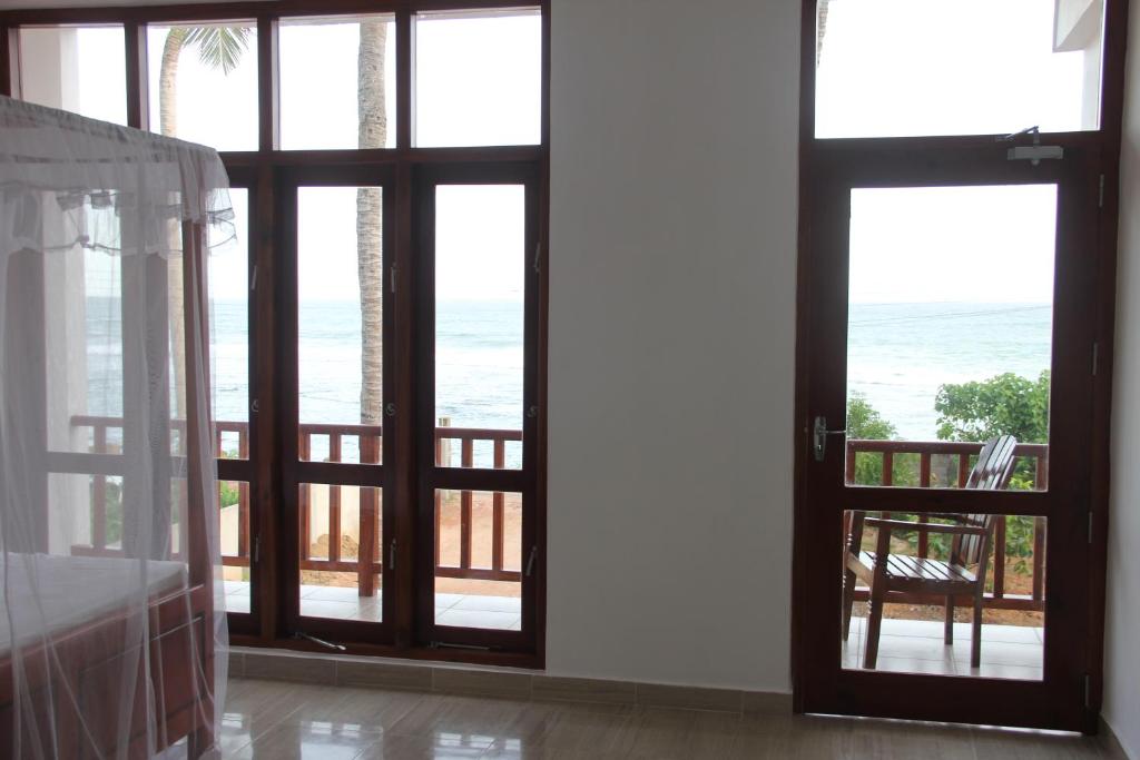 Двухместный (Двухместный номер Делюкс с 1 кроватью и балконом, вид на море) отеля Savenrose Beach Villa, Матара