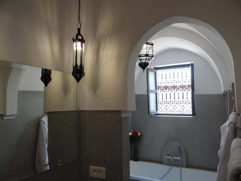 Сьюит (Deluxe Suite with Bathtub (ZAIRA)), Riad Jardin Des Sens