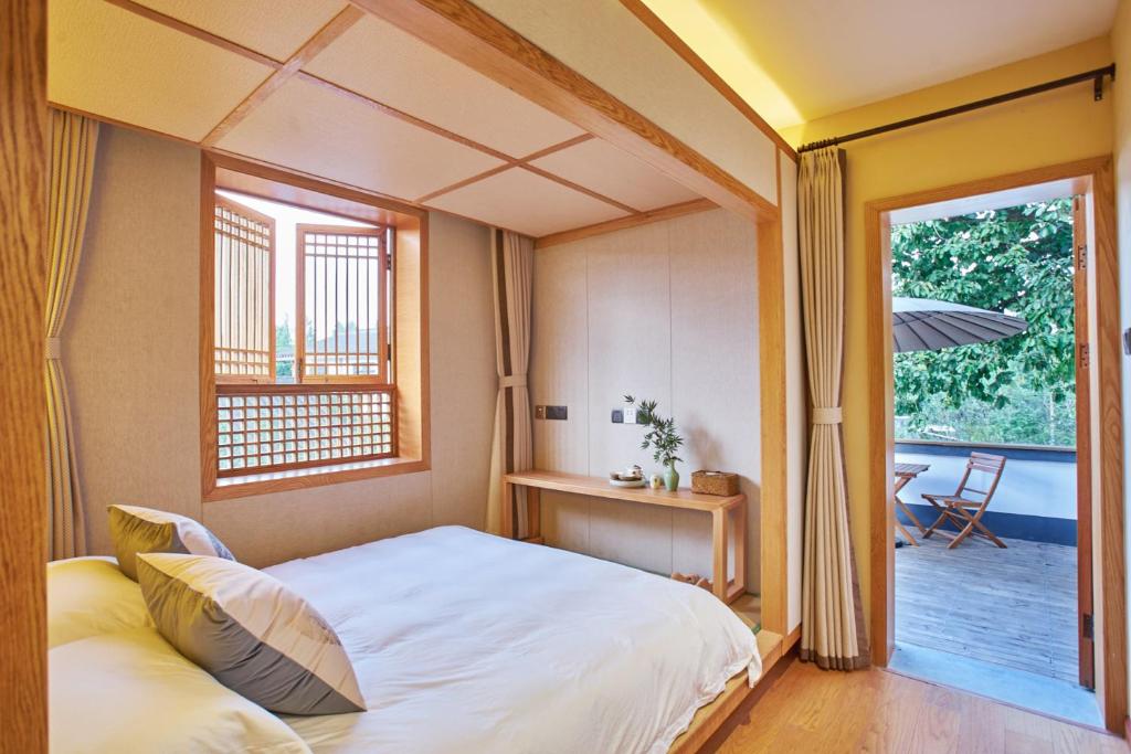 Двухместный (Двухместный номер с 1 кроватью и балконом) семейного отеля Best Wishes Inn, Ханчжоу