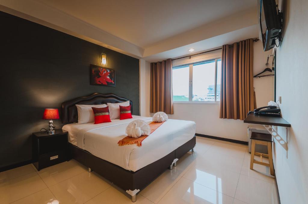 Двухместный (Улучшенный двухместный номер с 1 кроватью) отеля TH beach hotel, Хуахин